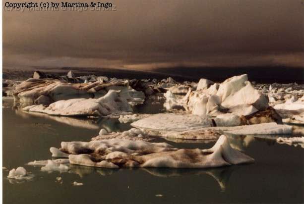 iceland_24.jpg - Joekulsarlon. In dieser Bucht sammeln sich Eisbl�cke, die vom Vatnaj�kull abbrechen, ehe sie langam schmelzen und ins Meer wandern.